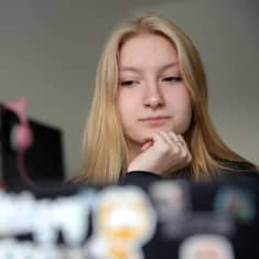 Emilia Honkanen katsoo kannettavan tietokoneensa näyttöä kotonaan.