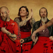 Neljä esiintyjää. Kaikilla punaiset alaosat. Tyylilaji flamenco.