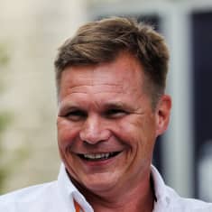 Mika Salo hymyilee kuvassa.