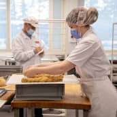 Leipuri-kondiittoriksi opiskelevat valmistavat muun muassa pullapitkoa.
