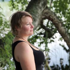 Alavutelainen Niina Laitio katselee järvelle.
