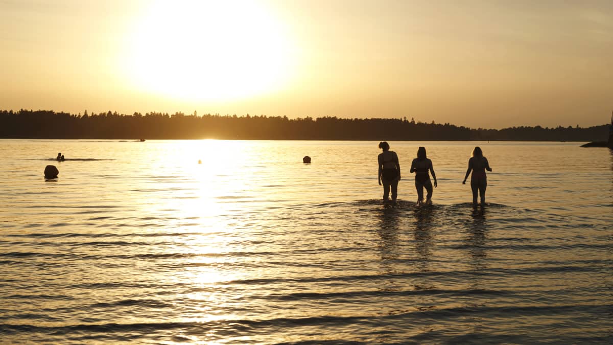 Ilta-aurinko paistaa Hietaniemen uimarannalla Helsingissä.