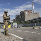 Venäläinen sotilas vartiossa ydinvoimalan edustalla.
