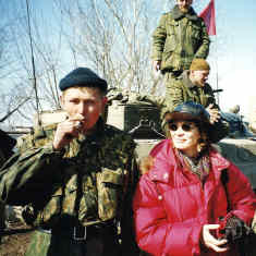 Toimittaja nuorten sotilaiden kanssa Groznissa.