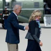 Presidentti Joe Biden vaimonsa Jill Bidenin kanssa ennen Italiaan lähtöä.