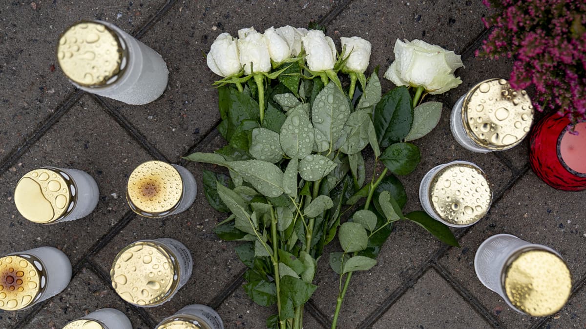 Ljus och en ros till minnet av offren i skolattacken i Kuopio.