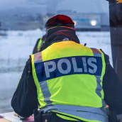 Ruotsin poliisi ja tulli tarkastavat rajanylittäjiltä koronatestin. Poliisi merkitsee vihkoon rajanylittäjiä.