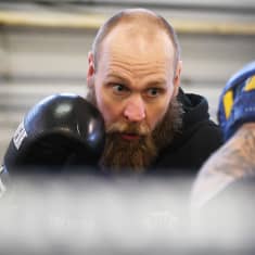 Robert Helenius boxas med tränaren Johan Lindström.
