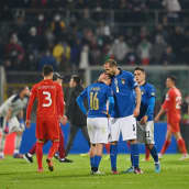 Pohjois-Makedonia juhlii voittoa Italiasta MM-karsinnassa 24.3.2022. Giorgio Chiellini lohduttaa Alessandro Florenzia.