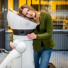 Sähkötekniikan opiskelija Raita Sandberg halaa robottia.
