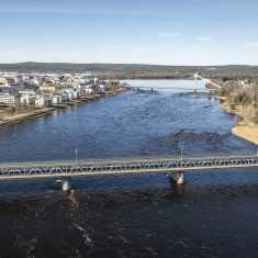 Ilmakuva Ounaskosken sillasta, tulvaavasta Kemijoesta ja Jätkänkynttilän sillasta.