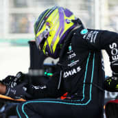 Lewis Hamilton kärsi selkäkivuista.