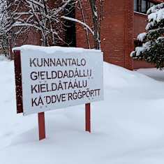 Inarin kunnantalon kyltti Ivalossa talvella 2025.