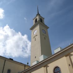 Viinikan kirkon torni alkantista kuvattuna vasten sinistä taivasta.