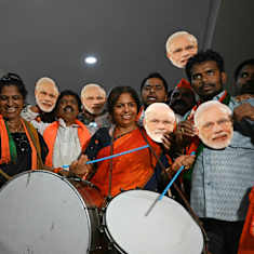 Anhängare till Narendra Modi firar valseger i Indien.  