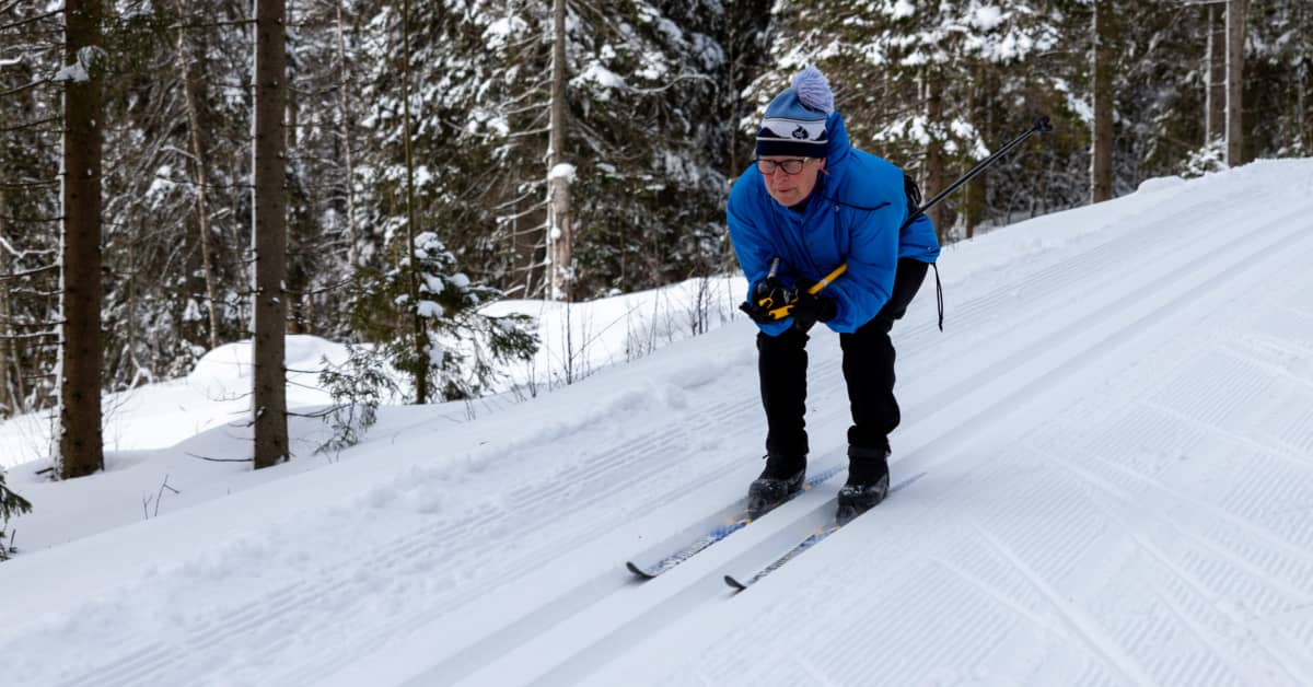 Suomalaiset rakastuivat maastohiihtoon mutta mäet ovat monelle kauhistus – jyväskyläläinen hiihtokonkari vakuuttaa, että aikuisetkin oppivat laskemaan mäkiä