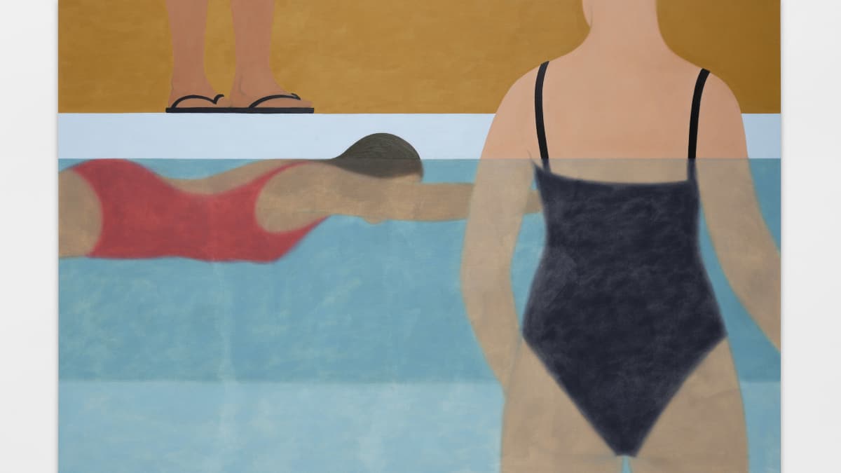 Heini Alftanin teos Swimming Pool (2021), jossa näkyy kaksi uimaria ja yhden uima-altaalla seisovan ihmisen jalat.