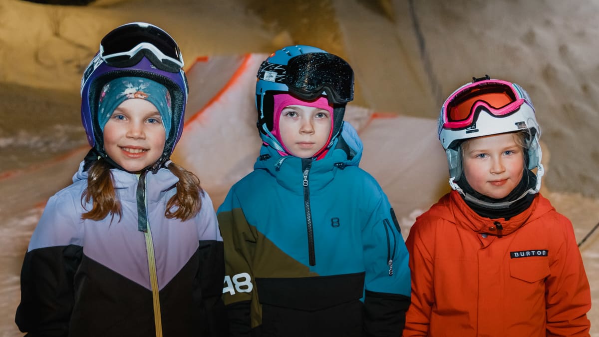Minttu Leskinen, Anni Nieminen ja Linne Kananen laskettelulasit ja kypärät päässään.