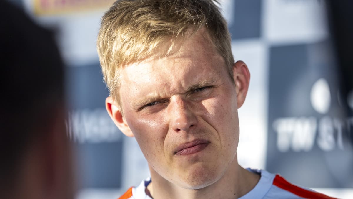 Ott Tänak svarar på frågor.