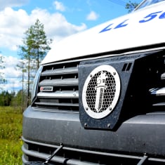 Poliisiauto on suon reunalla.
