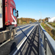 Kuorma-auto ja vastaantulevaa liikennettä kapealla valtatie kahdeksalla.