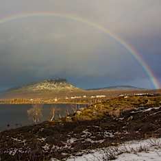 Sateenkaari kaartuu yli Saana-tunturin. 