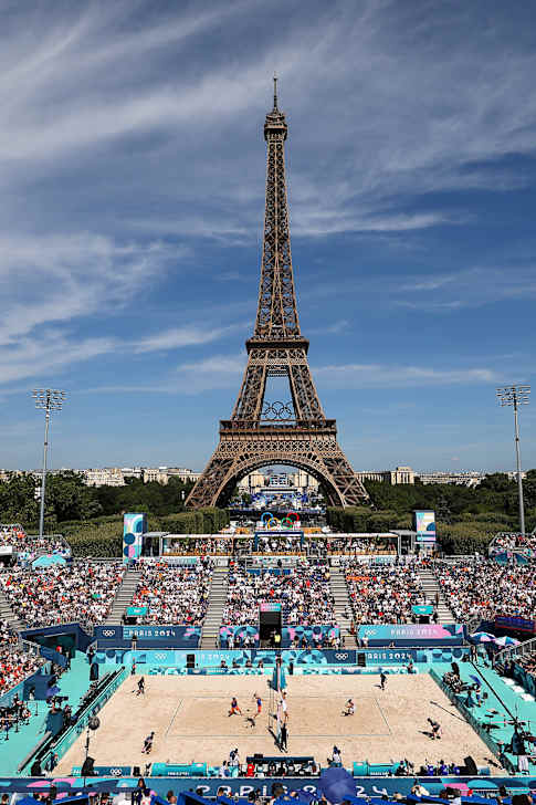 Pariisin olympialaisten hehkutetuin kisapaikka, beach volley -areena Eiffel-tornin juurella.