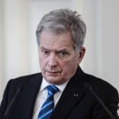 Sauli Niinistö puhui medialle Presidentinlinnassa torstaina 10. maaliskuuta 2022.