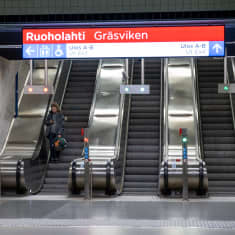 Ruoholahden metroaseman liukuportaat.