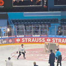Jääkiekkoilijat harjoittelevat jääkiekkokaukalossa Lahdessa.