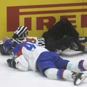 Linjatuomari Hannu Sormunen koki kovia jääkiekon MM-kisojen ottelussa Sveitsi–Slovakia 18.5. ja joutui jättämään pelin kesken.