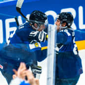 Marko Anttila och Hannes Björninen firar mål i VM.