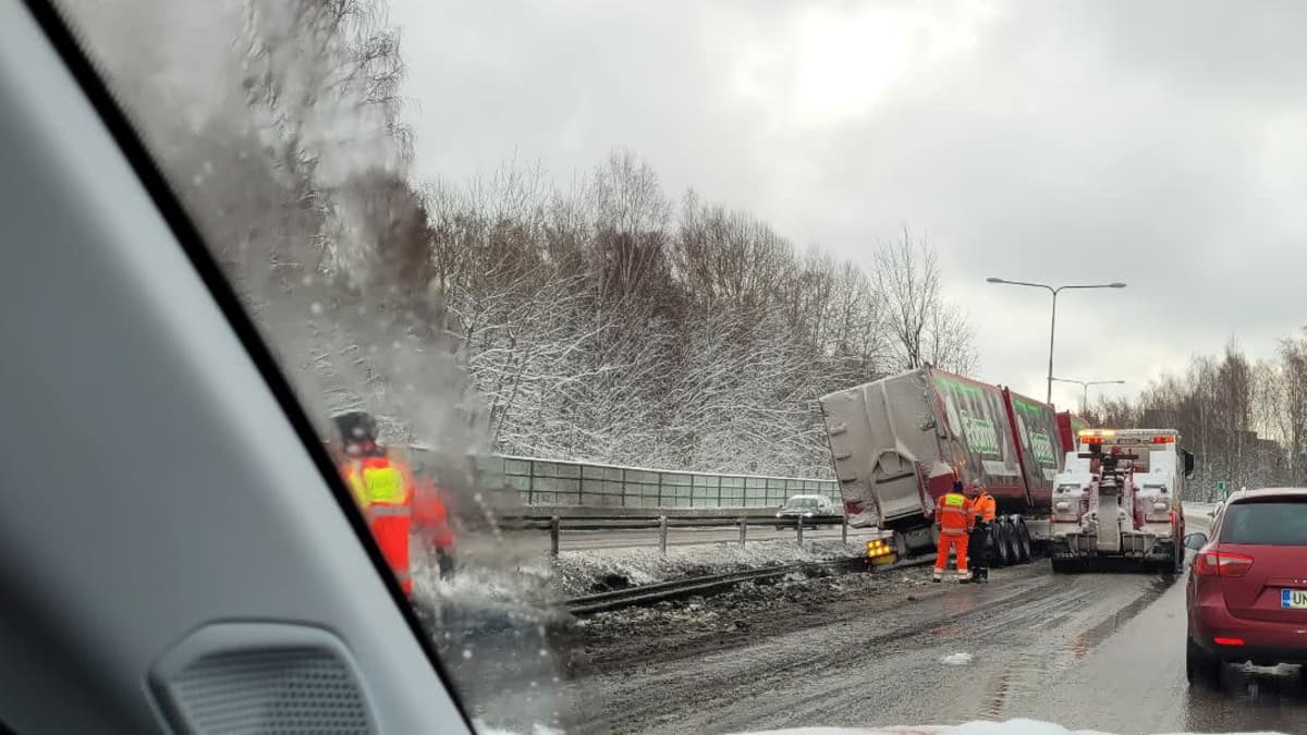 Rekka on kaatunut Turun moottoritiellä Helsingin pään sisääntulon kohdalla.