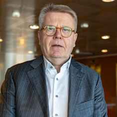 Jyri Häkämies katsoo kameraan.