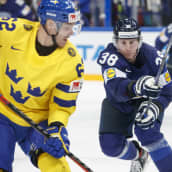 Juuso Hietanen on myöhässä, kun Joel Kellman ohjaa Harri Säterin edestä Ruotsin 2-2-tasoituksen. 