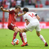 Bayern Münchenin Thomas Müller ja Kölnin Jonas Hector.