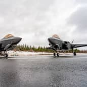 F-35 Lightning II-hävittäjät Satakunnan lennoston kentällä Pirkkalassa.