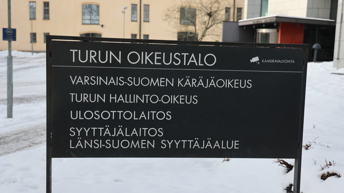 Naantalilaiseen hevostalliin liittyvien seksuaalirikosepäilyjen  oikeuskäsittely alkaa | Yle Uutiset
