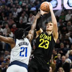 Lauri Markkanen pussitti 29 pistettä Dallasia vastaan. 