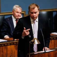 Antti Kaikkonen eduskunnassa.