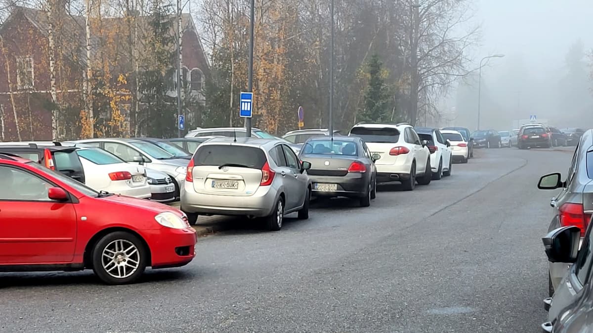 Pännäisten juna-aseman parkkipaikka pursuaa autoja | Yle Uutiset
