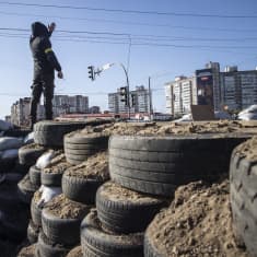 Kiovassa rakennetaan barrikadeja.