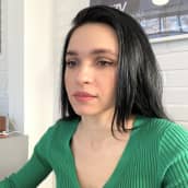 Kaksi naista tekee töitä toimistossa. Lähikuvassa oleva työntekijä katsoo tietokoneen ruutua ja ohi kamerasta. Paikka henkilöstöpalveluyritys Eezy Lahti. 