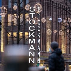 Stockmannin Helsingin keskustan tavaratalo jouluvalaistuksessa, 14.12.2020.