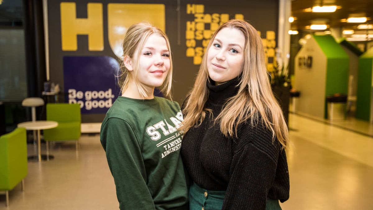 Tampereen yliopiston hallintotieteiden opiskelijoiden ainejärjestö Staabi ry:n Ada Siikaluoma ja Elina Reims poikkeuksellisesti kuvattuna Tamkin pääkampuksella. 