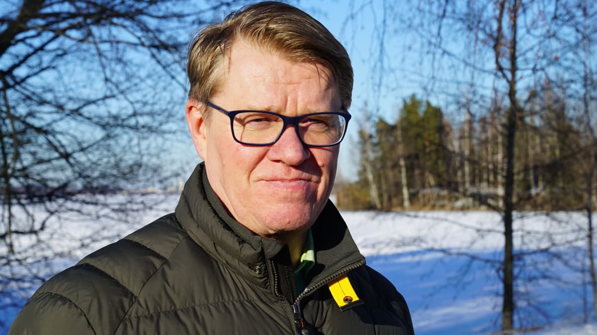 Antti Paananen, johtaja (markkinat) Energiavirasto seisoo Tuusulanjärven rannalla Halosenniemessä 17.03.2022.