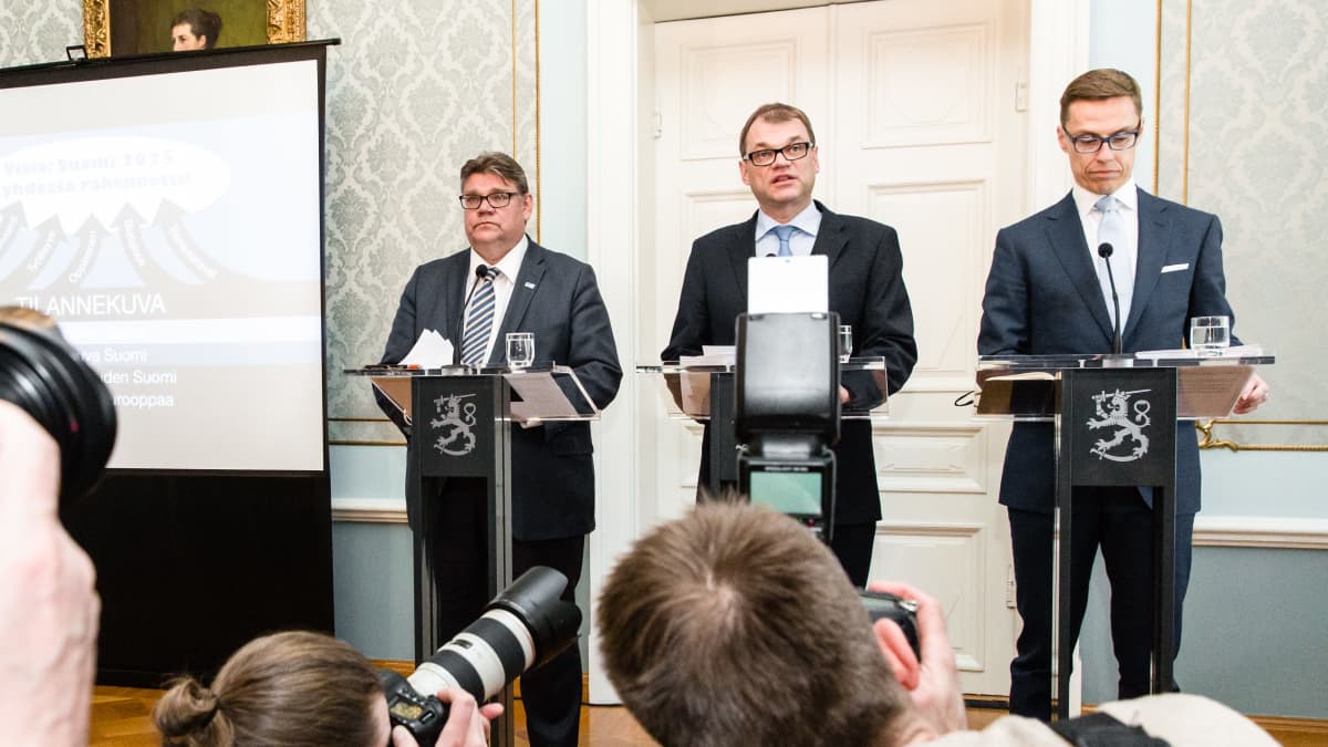 Timo Soini, Juha Sipilä ja Alexander Stubb pitää tiedoitustilaisuutta 