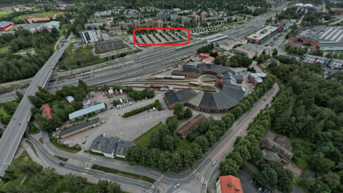 Viistoilmakuva Riihimäen asemanseudusta, jonne suunnitellaan uutta sote-keskusta. Keskuksen paikka on merkattu kuvaan punaisella.