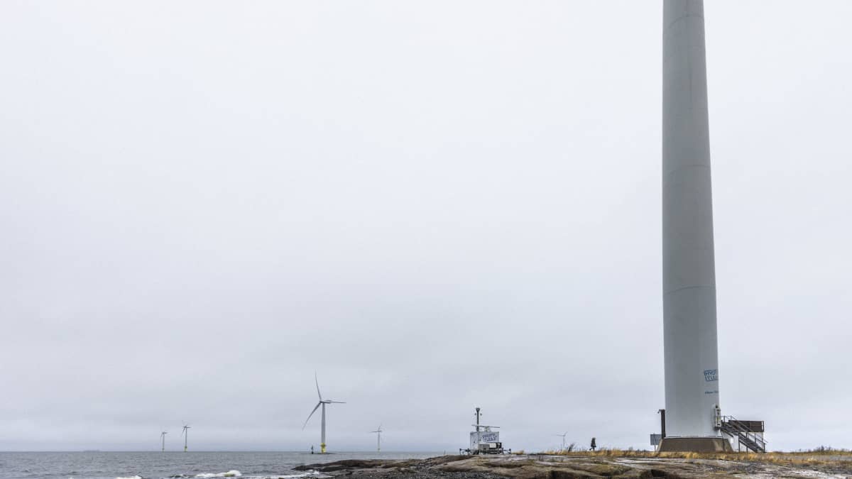 Merituulivoimala Porin Tahkoluodossa. Tuulimyllyt pyörivät merellä.