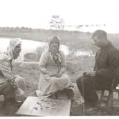 Jaakko Sverloff pelaa kolttasaamelaista peliä Gauriloffin naisten kanssa v. 1935.